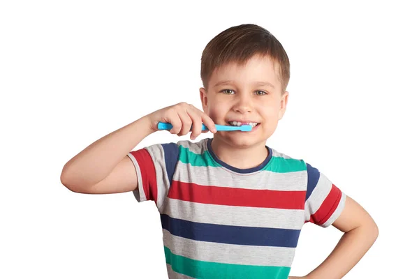 Το χαμογελαστό αγόρι πλένει τα δόντια του, απομονωμένο σε λευκό φόντο. Εικόνα Αρχείου