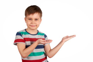 Tatlı çocuk beyaz arka planda izole edilmiş bir şey sunuyor. Boşluğu kopyala.