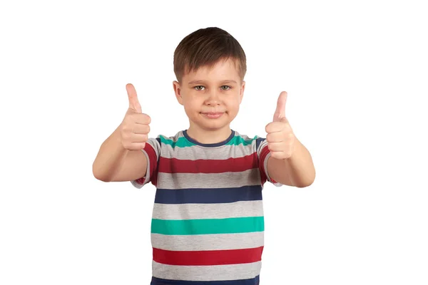 Porträtt av attraktiv ung pojke, leende visar tummen upp, på vit bakgrund. Kopiera utrymme — Stockfoto