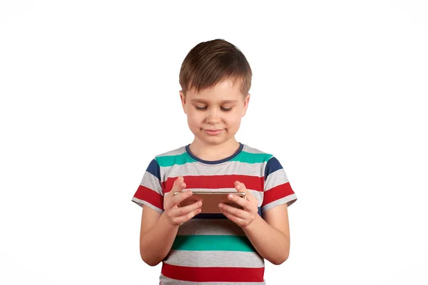Klein kind het spelen van games op de smartphone geïsoleerd over witte achtergrond — Stockfoto