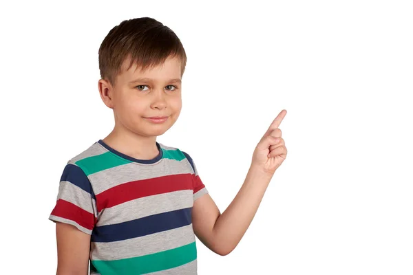 Söt unge pekar med fingret på något, isolerad på vit bakgrund — Stockfoto