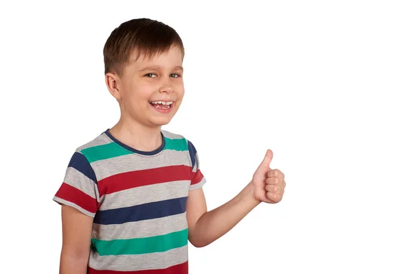 Porträtt av attraktiv ung pojke, leende visar tummen upp, på vit bakgrund. Kopiera utrymme — Stockfoto
