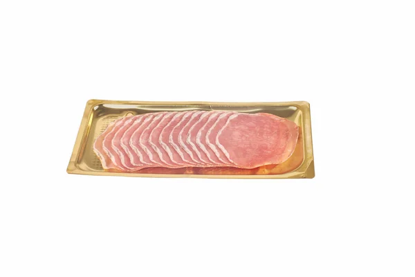Italiensk prosciutto eller jamon i en guldbricka. Isolerad på vit bakgrund. Obearbetad skinka. — Stockfoto