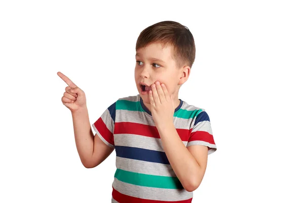 Chockad liten pojke pekar med fingret på något, isolerad på vit bakgrund Stockbild