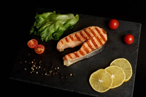 Limonlu ızgara somon bifteği, domates ve salata.. — Stok fotoğraf