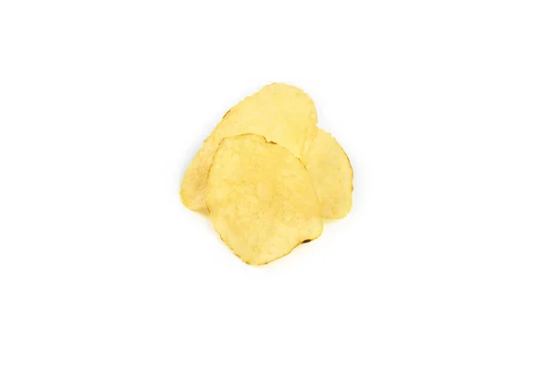 Pilha de batatas fritas amarelas isoladas em fundo branco — Fotografia de Stock