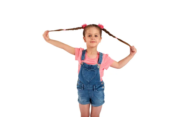 Söt liten flicka smailing och dra håret i luften, isolerad på vit bakgrund — Stockfoto