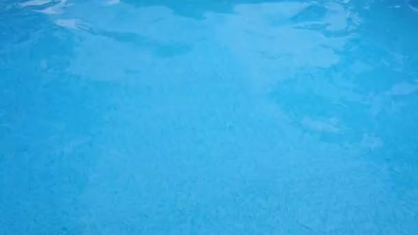 Nahaufnahme Einer Klaren Blauen Wasseroberfläche Mit Plätschernden Wellen Schwimmbad — Stockvideo