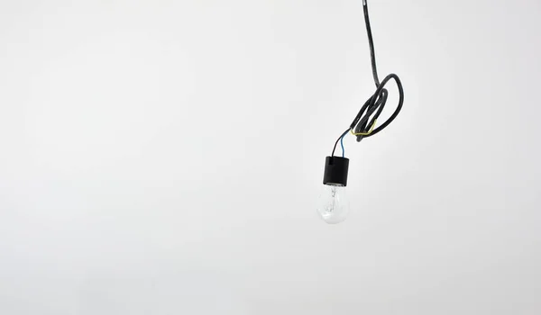 Nahaufnahme Einer Glühbirne Die Den Stromkabeln Hängt — Stockfoto