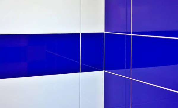 Blaue Und Weiße Glanzfliesen Mit Weißen Fugen Der Badezimmerecke — Stockfoto