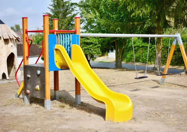 Balançoires Jaunes Glissière Chaîne Dans Aire Jeux Vide — Photo