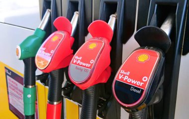 Prague, Çek Cumhuriyeti - 12 Eylül 2018: silah Shell benzin istasyonunda yakıt ikmali bir kabuk bir portre. Avrupa'nın en büyük özel petrol ve gaz şirketi ve dünyanın ikinci büyük 12 Eylül 2018 Prag'da kabuktur.