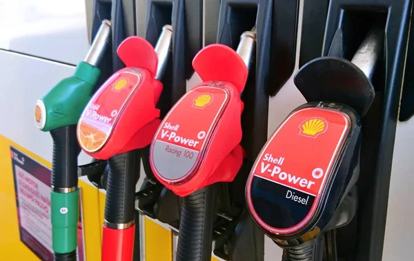 Prague, Çek Cumhuriyeti - 12 Eylül 2018: silah Shell benzin istasyonunda yakıt ikmali bir kabuk bir portre. Avrupa'nın en büyük özel petrol ve gaz şirketi ve dünyanın ikinci büyük 12 Eylül 2018 Prag'da kabuktur.