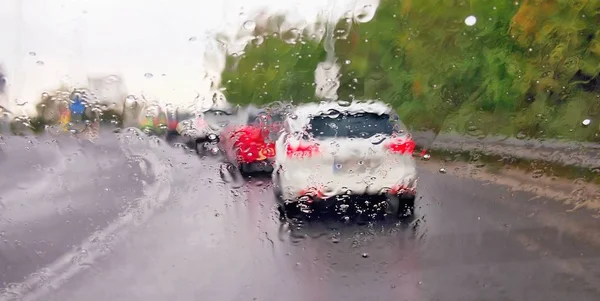 Mengendarai Mobil Tengah Hujan Dan Badai Dengan Lalu Lintas Padat — Stok Foto