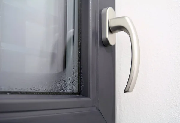 Nahaufnahme Des Winterkondenswassers Inneren Eines Fensters Versagen Der Isolierung Ein — Stockfoto