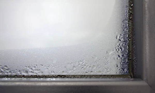 Nahaufnahme Des Winterkondenswassers Inneren Eines Fensters Versagen Der Isolierung Ein — Stockfoto
