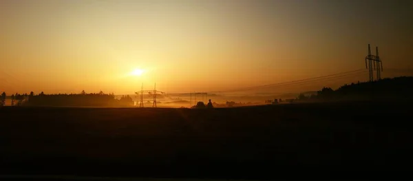 Hermoso amanecer sobre el paisaje con pilones de electricidad — Foto de Stock
