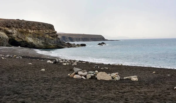 Ajuy praia preta com costa rochosa, Fuerteventura — Fotografia de Stock