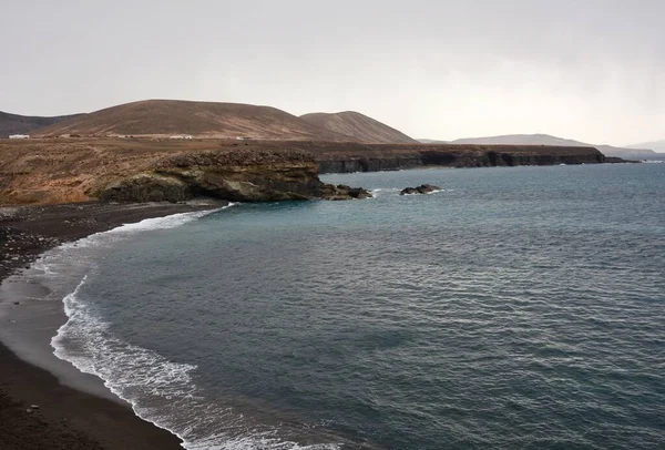 Ajuy praia preta com costa rochosa, Fuerteventura — Fotografia de Stock