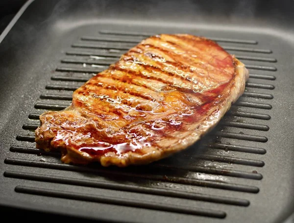 Bistecca di manzo alla griglia fresca — Foto Stock