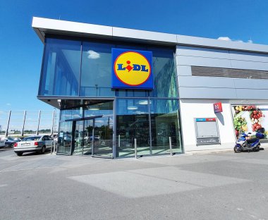 PRAG, CZECH Cumhuriyet - 29 MAYIS 2020 LIDL mağaza binasının dış görüntüsü. LIDL, Alman tüccar Dieter Schwarz tarafından 1973 yılında kurulan indirim zinciri..