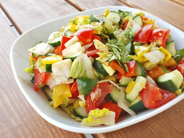 Fechar Salada Legumes Frescos Uma Tigela Branca Fundo Prancha Madeira — Fotografia de Stock