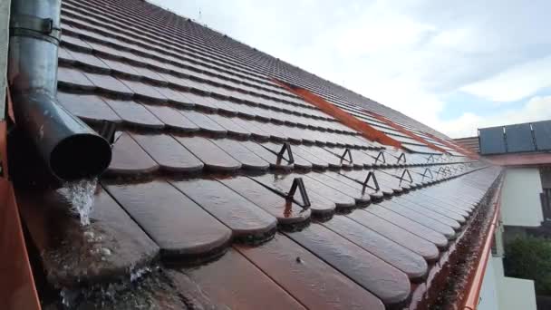 Regentropfen Fallen Bei Starkem Regen Auf Das Dach Mit Roten — Stockvideo