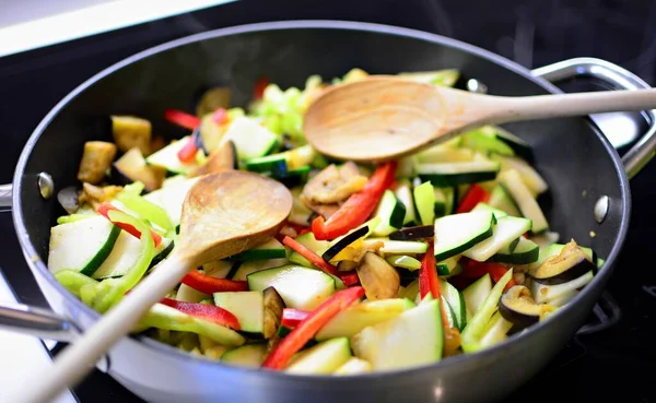 Frische Gehackte Auberginen Zucchini Und Paprika Der Pfanne Mit Einem — Stockfoto