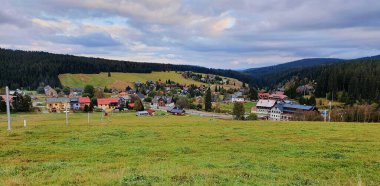 Sumava Ulusal Parkı 'ndaki Kvilda köyünün panoramik görüntüsü.