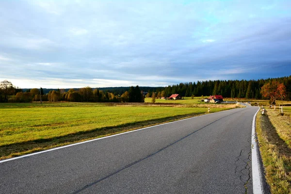 Venkovská Silnice Poblíž Vesnice Kvilda Mezi Loukami Národním Parku Šumava — Stock fotografie