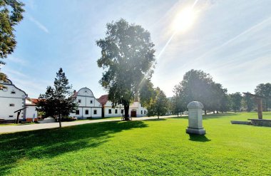 HOLASOVICE, CZECH REPUBLIC - Ekim 02, 2020: Güney Bohemya 'daki Holasovice köyünün tipik ev mimarisi. Holasovice 1998 yılında UNESCO Dünya Mirası olarak belirlendi..