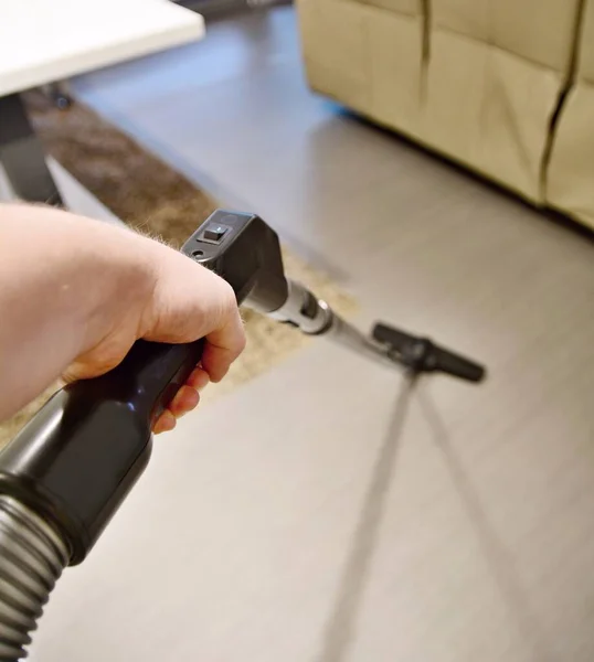 Man Hand Holding Vacuum Cleaner Tube Makes Housework Vacuum Uming — стоковое фото