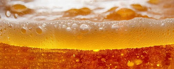 Closeup Illuminated Beer Lot Bubbles Foam — Stock Photo, Image