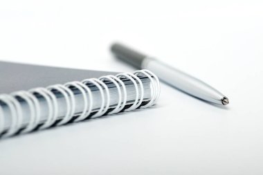 Kapalı defter gümüş tükenmez kalemle