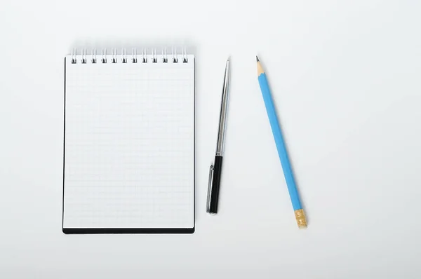 Caneta Esferográfica Prata Lápis Azul Com Caderno Aberto Isolado — Fotografia de Stock