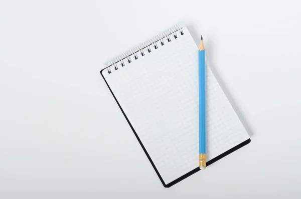 Niebieskim Ołówkiem Otwieranie Notesu — Zdjęcie stockowe