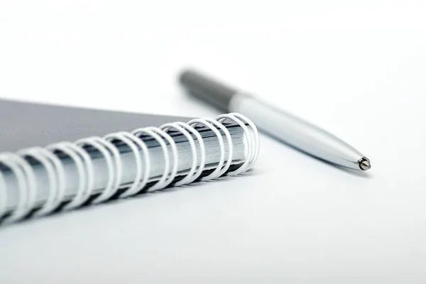 Bolígrafo Plata Con Cuaderno Cerrado — Foto de Stock