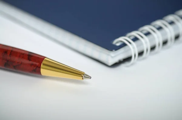 Красивая Шариковая Ручка Закрытой Тетрадью — стоковое фото