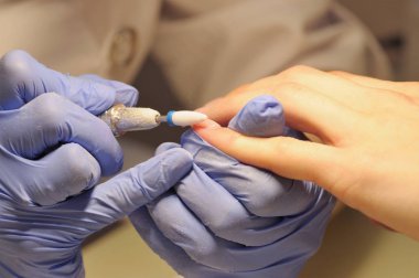 Güzellik Salonu sürecinde profesyonel manikür.