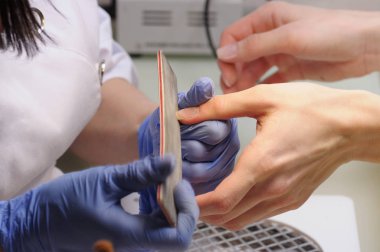 Güzellik Salonu sürecinde profesyonel manikür.