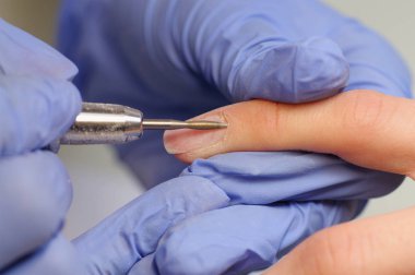 Güzellik Salonu sürecinde profesyonel manikür.