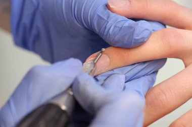 Güzellik Salonu sürecinde profesyonel manikür.