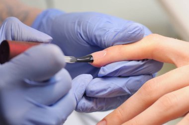 Güzellik Salonu sürecinde profesyonel manikür.