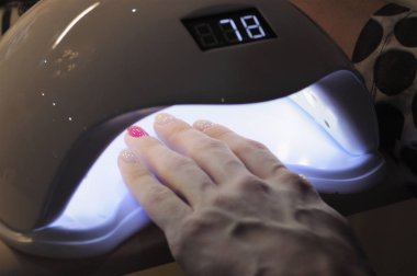 Güzellik Salonu sürecinde profesyonel manikür.