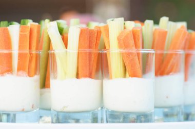 Tuzlu yoğurt sos ve sebze renkli çubuklar ile kokteyl çekim