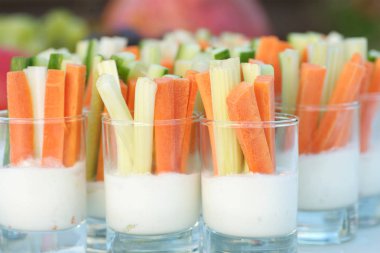 Tuzlu yoğurt sos ve sebze renkli çubuklar ile kokteyl çekim