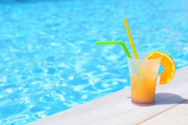 Yüzme Havuzu üzerinde portakal suyu
