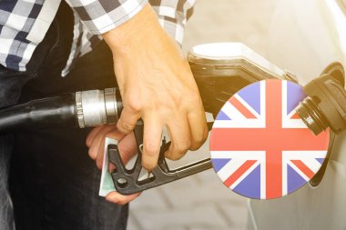 İngiltere bayrak içine eklenen bir dolgu silahla benzin deposu kapağındaki
