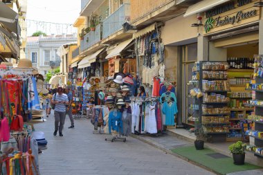 Atina, Yunanistan - 19 Mayıs 2018: sokak Hediyelik eşya pazarı büyük şehir merkezinde
