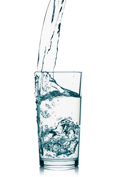 Der Wasserstrom Der Sich Ein Glas Ergießt — Stockfoto